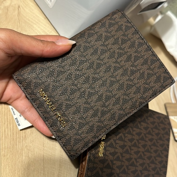 New Michael Kors jet set travel passport wallet  holder - Picture 3 of 5